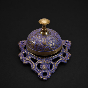 Cloche d'appel décorative en laiton violet royal, motif floral en relief, cloche à pousser vintage pour réception d'hôtel, comptoir de restaurant, décoration - Product Image 3