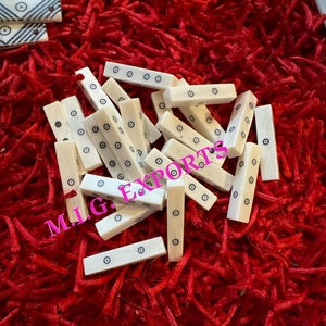 Dés longs faits à la main en os de buffle pour le jeu de Ludo, des Serpents et des Échelles et de nombreux autres jeux d'intérieur et d'extérieur. M.I.G. EXPORTATIONS. - Product Image 3