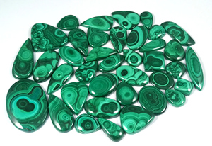 Venta al por mayor Lote de cabujón de malaquita natural Parte posterior plana Piedra preciosa curativa verde Pulido a mano y formas mixtas hechas a mano - Product Image 2