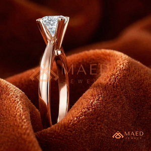 แหวนหมั้นเพชรโมอิสซาไนต์ทรงเจ้าหญิงสีโรสโกลด์สำหรับผู้หญิง ดีไซน์คลาสสิกเรียบง่ายแบบ 4 กรงเล็บ - Product Image 2