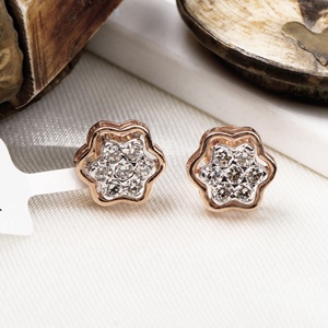 Pendientes de tuerca florales de oro rosa macizo de 14 quilates con diamantes de dos tonos al por mayor Memoria Jewels - Product Image 1