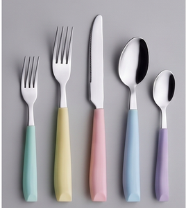Ensemble de couverts minimalistes avec manches en plastique colorées, couteau, fourchette et cuillère en acier inoxydable, compatibles lave-vaisselle, pour la table de fête - Product Image 1