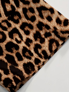 เสื้อโปโลโอเวอร์ไซส์ แขนสั้น คอวี ผ้าริบ ทรงหลวม สไตล์ลำลอง สตรีทแวร์ ดีไซน์ทันสมัย เสื้อยืดผู้ชาย - Product Image 4