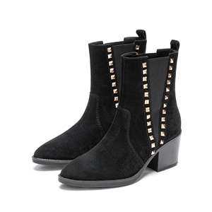 Bota Chelsea de cuero negro para mujer OEM ODM con tachuelas de diseño en V, calzado de mujer hecho en BD - Product Image 1