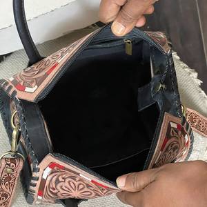 Sac de voyage bandoulière personnalisé en cuir véritable, motif cartes de poker, fait main, style western, fermeture éclair 11 pouces, luxe - Product Image 4