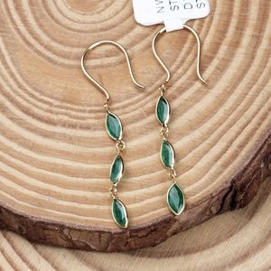 Boucles d'oreilles pendantes linéaires à trois pierres en or jaune 18 carats avec émeraude marquise naturelle sertie clos, Memoria Jewels, vente en gros - Product Image 2