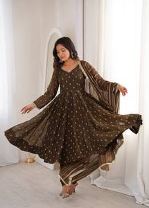 Robe de soirée de créateur en soie jacquard Butti et dentelle, avec bas en micro-coton et dupatta en Chanderi, prête à porter - Product Image 1