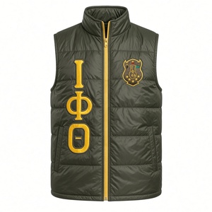 เสื้อกั๊กพัฟเฟอร์สีเขียวมะกอกสำหรับผู้ชาย Iota-Phi-Theta แบบไม่มีแขน ติดซิป พร้อมลายปักตัวอักษรกรีกและกระเป๋าข้าง - Product Image 3