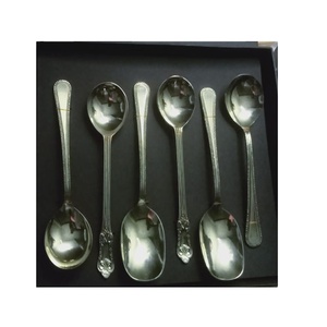 Un cubertería de latón que representa una era vintage de cubiertos da un aspecto perfecto y antiguo a su Mesa - Product Image 1