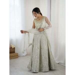 Lehenga Choli de créateur pour les fêtes avec des travaux de séquence, vêtements de fête élégants - Product Image 6