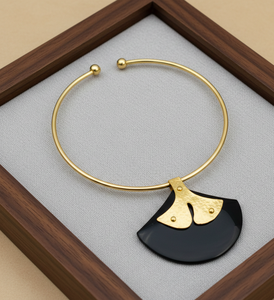 Collar Gargantilla Hecho a Mano con Colgante de Cuerno de Búfalo y Latón Texturizado - Joyería de Compromiso Moderna para Mujer - Product Image 4