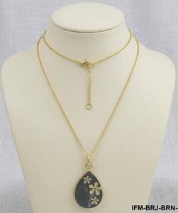 Collier pendentif artisanal en laiton avec gravure florale et émail brun café pour un look raffiné et artisanal - Product Image 2