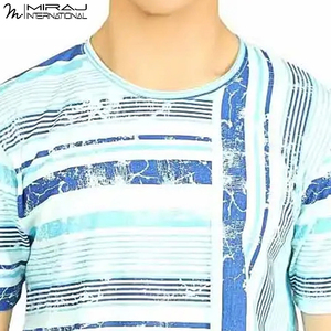 เสื้อยืดลำลองสีน้ำเงินลายกราฟิกหลายแถบสำหรับผู้ชาย ปรับแต่งได้ เนื้อผ้าฝ้ายนุ่ม ระบายอากาศดี เหมาะสำหรับใส่ทุกวัน เสื้อยืดแบบซับลิเมชั่น - Product Image 4