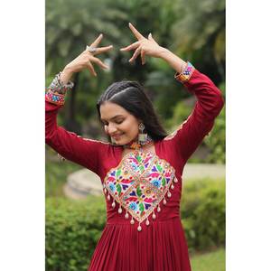 Vestido de Noche Especial Navaratri con Trabajo Kutchi Gamthi, Elegante Vestido para Ocasiones Festivas - Product Image 6