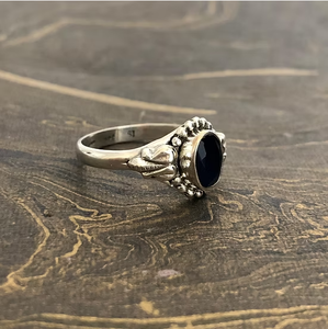 Anillo Unisex de Lujo con Gema de Zafiro Ovalada en Plata 925 para Uso Diario y Ocasiones Especiales - Product Image 3