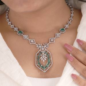 ชุดสร้อยคอและต่างหูหรูหราประดับมรกตและเพชร ดีไซน์สวยงามด้วยมรกตสังเคราะห์และเพชรเจียระไนแบบเหลี่ยมบริลเลียนท์ - Product Image 2