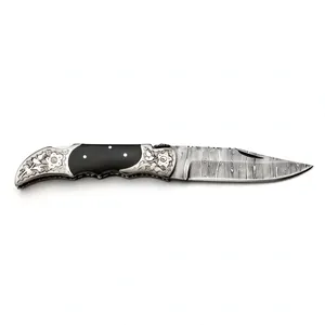 Cuchillo de Caza Plegable con Mango Negro y Hoja con Patrón Decorativo y Refuerzo Metálico, Herramienta de Bolsillo para Campismo y Uso en el Campo - Product Image 2
