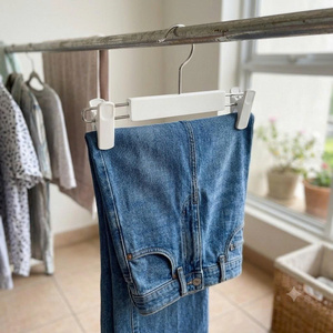 Cintre moderne en acier inoxydable blanc biodégradable avec pinces antidérapantes et crochet pivotant à 360 degrés pour armoire - Product Image 2