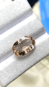 พลอยมอร์แกไนต์ทรงรีธรรมชาติแท้ คุณภาพสีและความเงางามยอดเยี่ยม เบอร์ริลธรรมชาติ 6.31 กะรัต สะอาดระดับ Loupe - Product Image 4