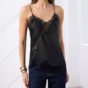 Haut de pyjama en satin pour femme 130 GSM avec dentelle asymétrique à cils, col en V, sans manches, noir – Fabricant de vêtements - Product Image 3