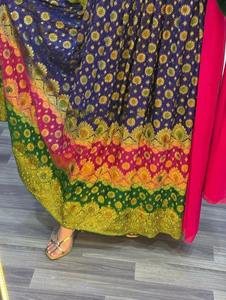 Vestido largo afgano de lujo con corpiño de terciopelo premium, intrincado bordado con hilo dorado y amplio vuelo circular. - Product Image 2