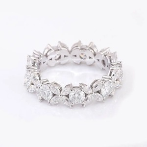Bague de fiançailles haut de gamme avec diamant rond central, bague plaquée argent massif, disponible au meilleur prix - Product Image 4