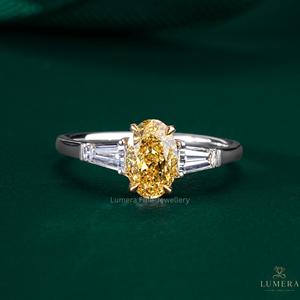 Bague de fiançailles en or 18 carats avec diamant jaune ovale personnalisé et pierres latérales trapézoïdales, fabricant de bijoux fins - Product Image 2