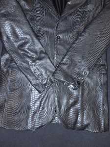 Veste en cuir noire pour homme CHAMP KING, col rabattu, simple boutonnage, coupe ajustée, motif serpent embossé - Product Image 4