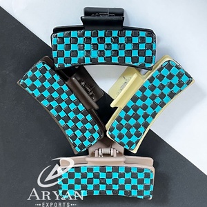 Pinza de Pelo Grande de Cuero Genuino Hecha a Mano de Primera Calidad, con Diseño a Cuadros en Turquesa y Negro, para Mujer - Product Image 1