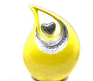 Urne funéraire en forme de larme jaune avec motif cœur argenté, récipient décoratif pour cendres d'adultes, urne funéraire en forme de larme décorative - Product Image 1