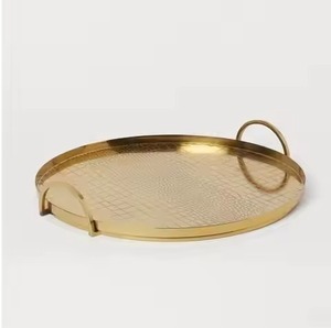 Bandeja decorativa redonda con acabado de latón texturizado y asas laterales, plato de servir moderno de metal chapado en oro. - Product Image 1