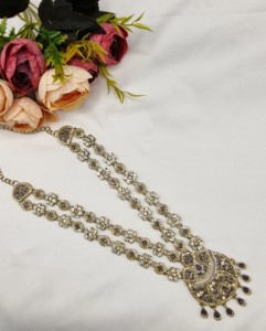 Ensemble collier long double couche, boucles d'oreilles et mangtika à motif floral traditionnel pour femmes, collection de bijoux de créateur. - Product Image 2