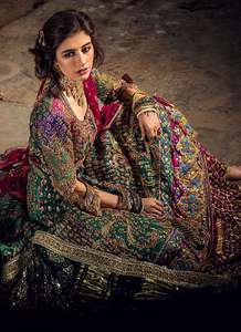 Vestido de Novia Hecho a Mano en Pakistán, Silueta Moderna Estilo Imperio, Chifón con Cuentas, Lentejuelas, Perlas y Borlas - Product Image 3