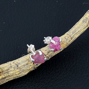 Boucles d'oreilles en tourmaline rose, faites à la main en argent sterling 925, bijoux bruts, boucles d'oreilles clous brutes, au prix d'usine - Product Image 2