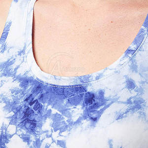 Camiseta sin mangas tie-dye para mujer, cuello redondo, longitud regular, transpirable, de poliéster tejido, estilo casual, con estampado de logo frontal - Product Image 4