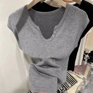 เสื้อยืดแขนกุดคอวีผู้ชาย ผ้าถัก สีเทาล้วน ทรงเข้ารูป สวมใส่สบายๆ - Product Image 1