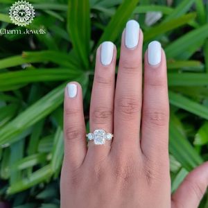 Bague de fiançailles classique pour femme en or massif 18 carats avec trois pierres de moissanite taille coussin et sertissage à griffes Charm Jewells - Product Image 4