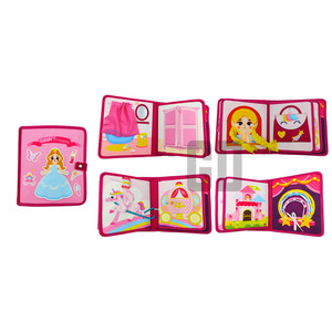 Livre sensoriel interactif en feutre pour petite princesse - Product Image 1