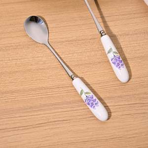 Ensemble de 2 cuillères à dessert élégantes en porcelaine à motif de fleurs de lavande - pour servir la soupe, le thé et autres desserts - cuillère de service à manche en céramique - Product Image 3