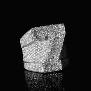 Bague pour homme en argent 925 entièrement sertie de diamants VVS et de moissanite, sertie à griffes, avec logo personnalisé, pour fiançailles ou mariage - Product Image 1