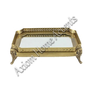 ถาดทองเหลืองทรงกลมทันสมัยจาก Axiom Home Accents ของตกแต่งบ้านทำมือจากโลหะสำหรับคริสต์มาส ใช้งานได้หลากหลาย ดีไซน์เรียบหรู - Product Image 5