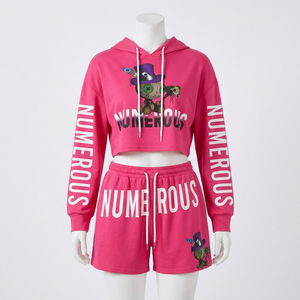 Ensemble tendance deux pièces : sweat à capuche et short pour femme, décontracté, en polaire écologique et respirant, avec imprimé motif, coupe classique, tenue de printemps - Product Image 1