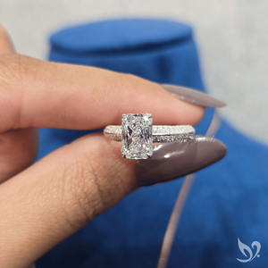 Anillo de compromiso con diamante cultivado en laboratorio de corte radiante de 2 quilates certificado por IGI en oro blanco de 10 quilates con banda micro pavé. - Product Image 5