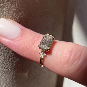 Elegante Anillo de Compromiso con Diamante Cultivado en Laboratorio, Corte Esmeralda, Semibiselado, Oro Amarillo de 14K, Certificado IGI, Claridad VVS+, Color EF, 2.50CT - Product Image 5