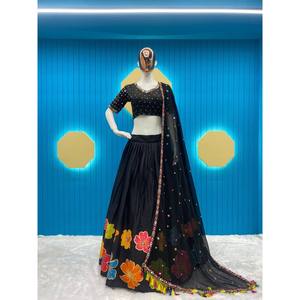Lehenga Choli en mousseline de soie de créateur avec imprimés et décorations en miroir véritable - Product Image 2