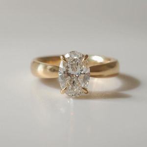 Bague classique en or massif 10k 14k 18k avec diamant ovale de couleur D cultivé en laboratoire et pierres latérales en diamant de laboratoire, cadeau d'anniversaire ou de mariage pour femme - Product Image 1