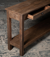 Table console en bois de style farmhouse, idéale pour une décoration rustique, ajoutant du charme et des solutions de rangement fonctionnelles.
