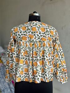 Chemisier bohème en coton respirant à motif floral, avec imprimé artisanal, haut peplum à nouer sur le devant, ourlet évasé, design ethnique - Product Image 4