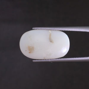 โอปอลธรรมชาติสีขาวรับรองโดย IGI น้ำหนัก 5.01 กะรัต รูปทรงคุชชั่น ขนาด 18.5x11.5 มม. ขัดเจียระไนด้วยมือ ผ่านการเคลือบแว็กซ์/น้ำมัน - Product Image 3