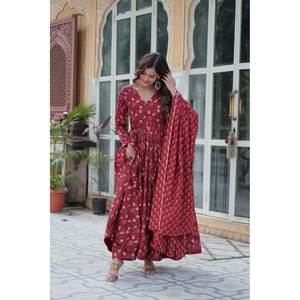 Hermoso Vestido Crepé con Mangas Largas y Dupatta para Fiestas, Elegante y con Estilo - Product Image 3